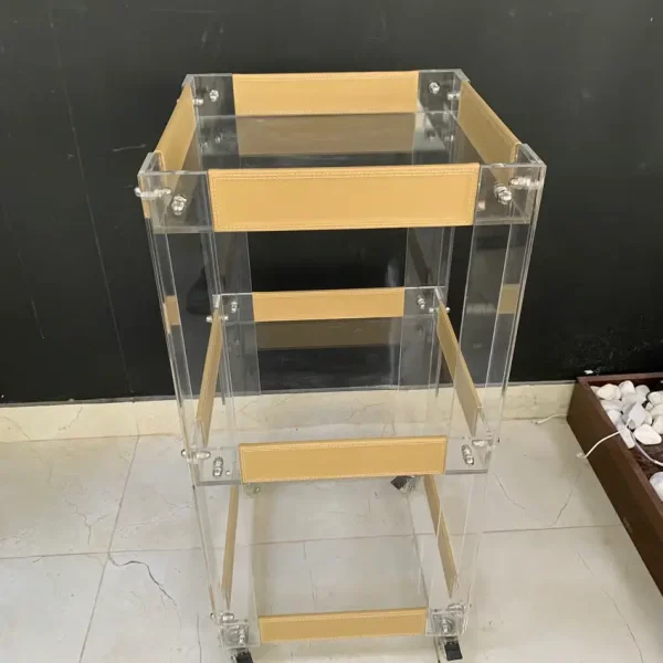 عربة تقديم فاخرة من الأكريليك والجلد – تصميم أنيق بطبقات ثلاثية للتخزين والعرض (40L x 40W x 87H سم)